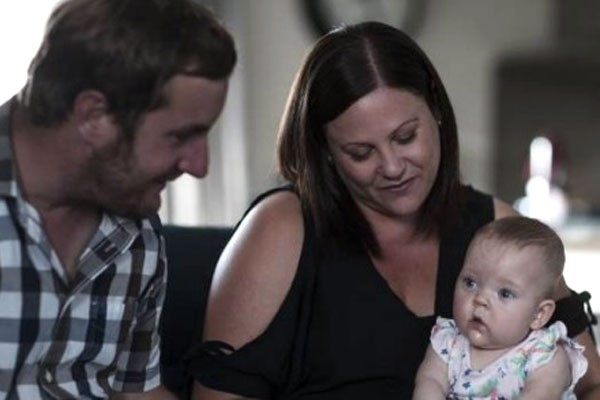 Bella fofa e esperta no colo dos pais, na Nova Zelândia, depois de 5 meses no hospital (Foto: Reprodução)