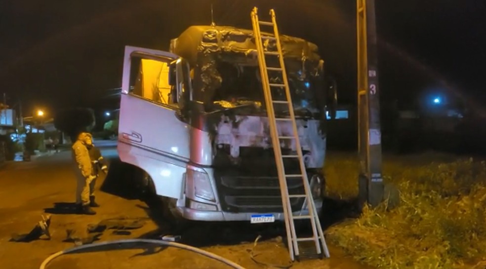 Carreta foi incendiada no Bairro Menino Jesus, em Sinop (MT).  — Foto: Corpo de Bombeiros/Cedida