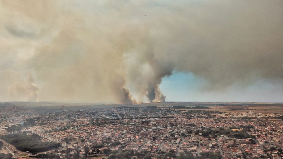 Segundo Corpo de Bombeiros, até o momento seis incêndios foram registrados em Lins (SP) neste domingo (22) — Foto: Breno Bond- Nova TV/ Divulgação