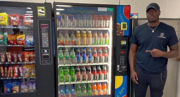 Ele começou investindo US$ 4 mil em vending machine e hoje fatura US$ 300 mil por ano