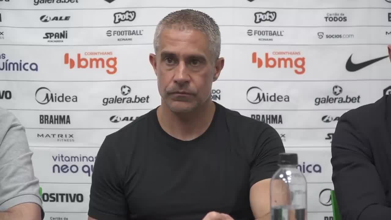 Assista: Sylvinho se irrita com boatos e fala do Corinthians para 2022