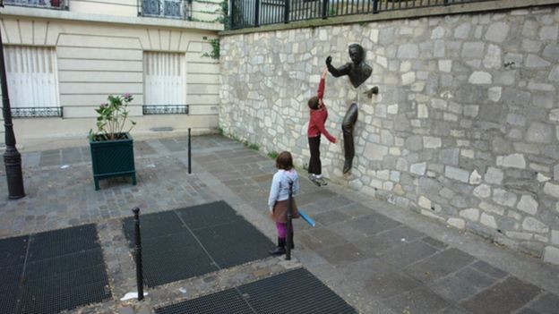 Escultura em Paris remete a personagem de livro que tinha o poder de atravessar paredes (Foto: DIVULGAÇÃO/ OFFICIAL TOURIST OFFICE OF MONTMARTRE)