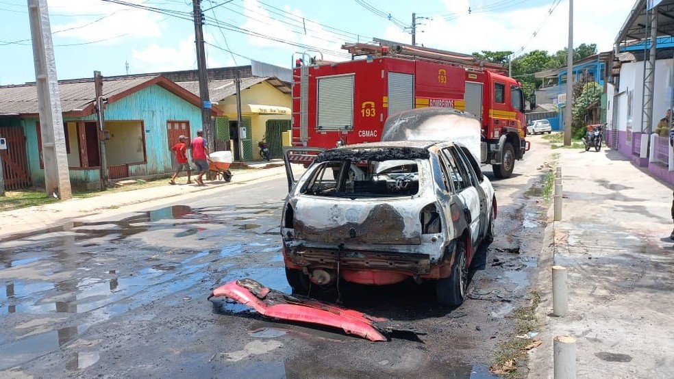 Carro ficou destruído após incêndio nesta terça-feira (27) — Foto: Arquivo/Corpo de Bombeiros de Cruzeiro do Sul