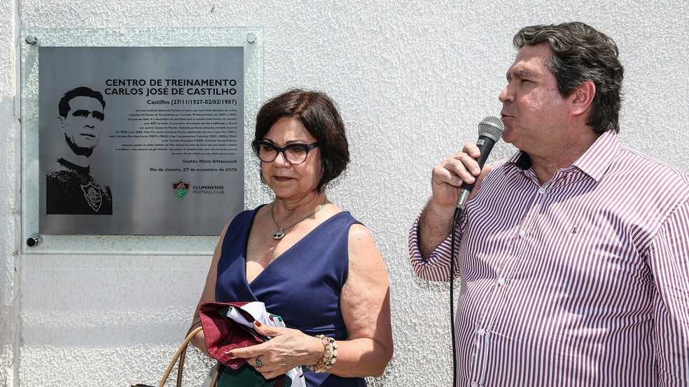  Shirley e Carlos Roberto em inauguração de placa em homenagem a Castilho, que batiza CT do Fluminense — Foto: Lucas Merçon / FFC