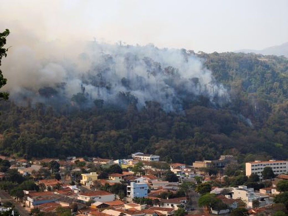 Incêndios tem atingido o entorno de Águas da Prata desde setembro. — Foto: Prefeitura de Águas da Prata
