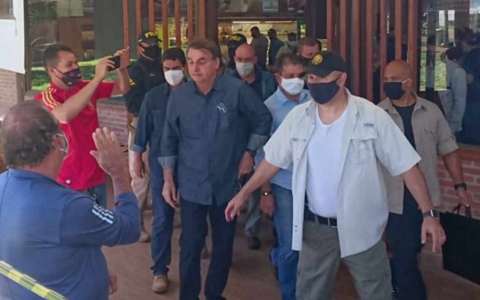 Bolsonaro deixa lanchonete ao lado de apoiadores e seguranças, em Goiás — Foto: Reprodução/TV Anhanguera