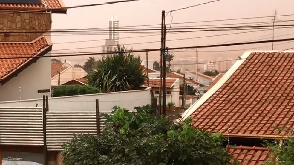 Nuvem de poeira impressionou moradores e  encobriu a cidade de Jaú (SP) — Foto: Thais Andrioli/ TV TEM