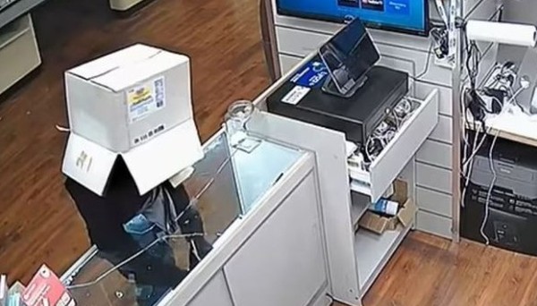 Ladrão esconde o rosto em caixa de papelão para furtar 19 iPhones e US$ 8 mil