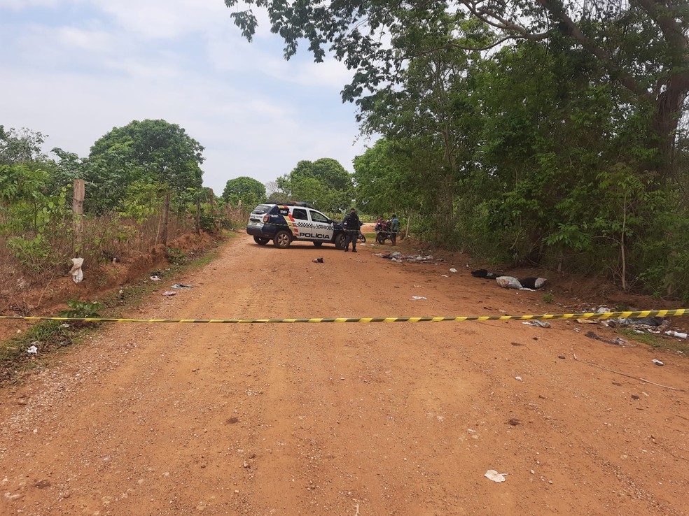 Saco de lixo com corpo de bebê foi jogado às margens de estrada em MT — Foto: Polícia Militar