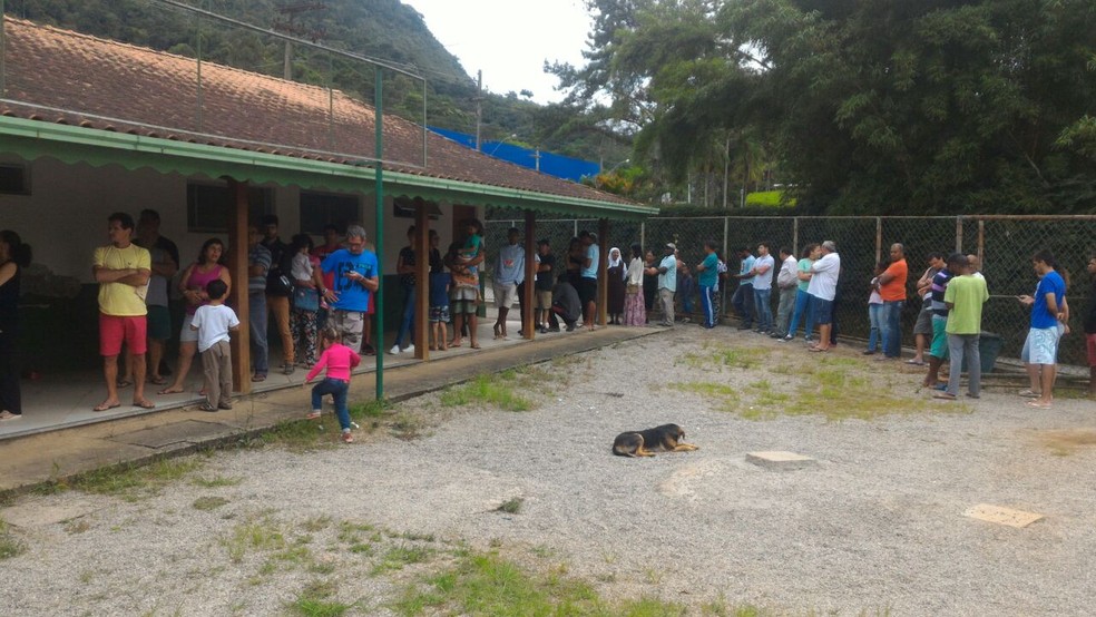 Posto de Saúde de Albuquerque, em Teresópolis, teve fila na manhã deste sábado (13).  (Foto: Rogério de Paula | Inter TV)