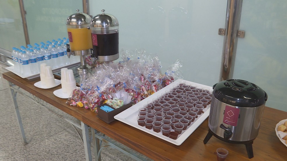 Lanche foi preparado para receber brasileiros deportados em Confins — Foto: Reprodução/TV Globo