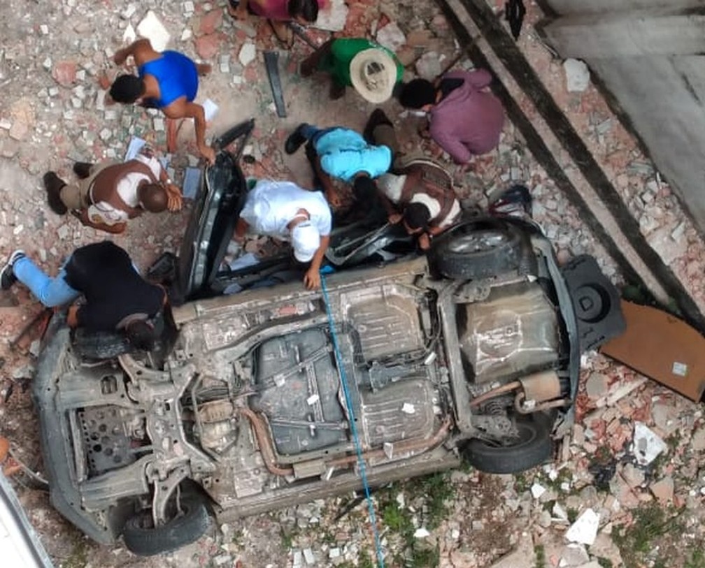 Carro cai de área de prédio em Salvador  — Foto: Arquivo pessoal
