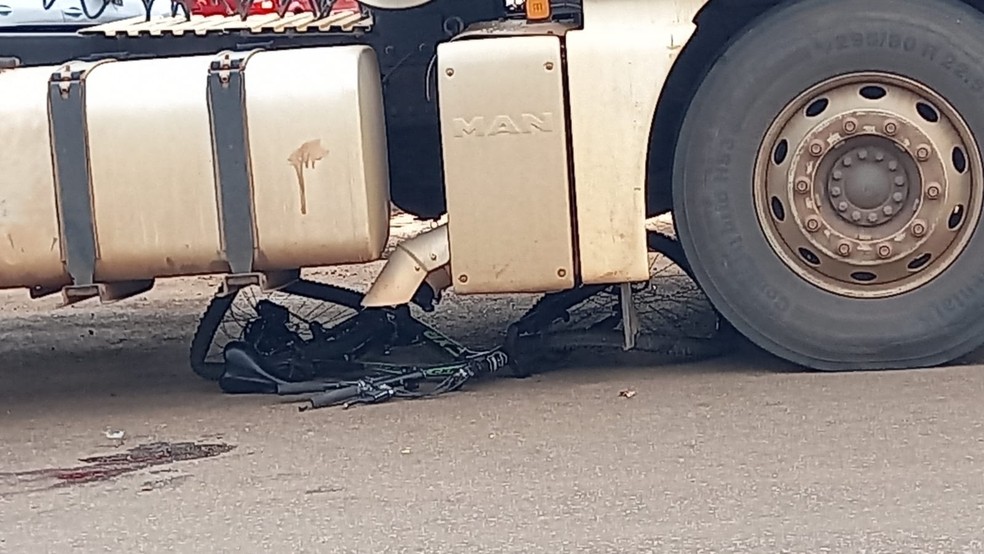 Cicleta é atropelado por carreta e fratura na perna em Porto Velho — Foto: Richard Nunes/arquivo