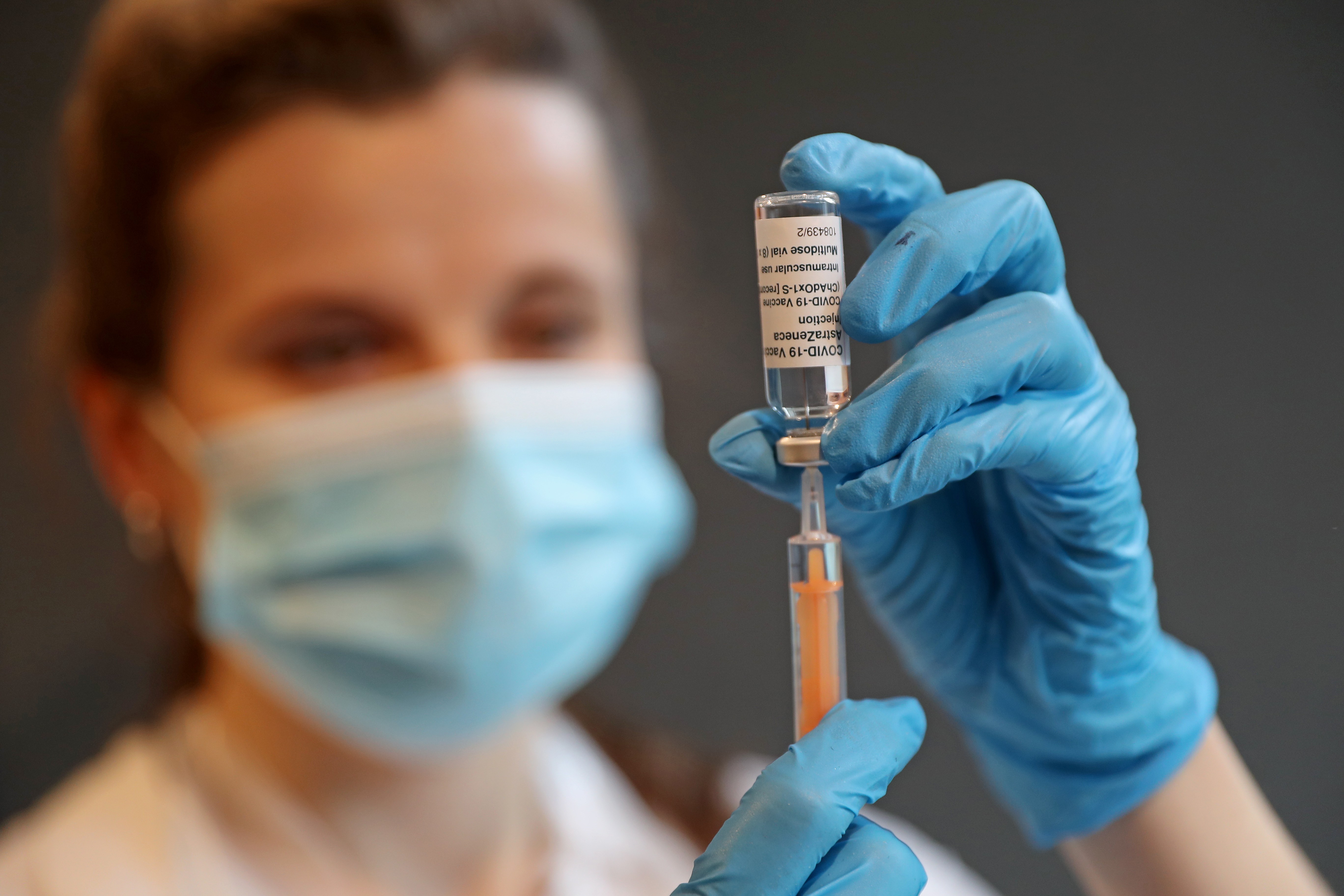Plataformas buscam banir desinformação sobre vacinas, covid-19 e coronavírus  (Foto: Chris Jackson/Getty Images)