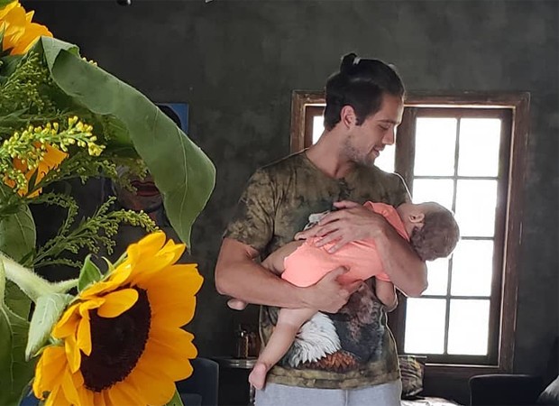 Rafael Cardoso e o filho caçula, Valentim (Foto: Reprodução/Instagram)