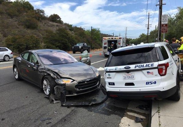 Tesla frente a frente com um carro da polícia. Uma corrida