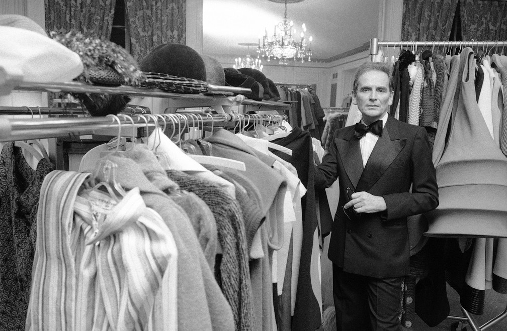 Pierre Cardin no camarim do Hotel Pierre em Nova York, em foto de outubro de 1975 — Foto: Ray Stubblebine/AP/Arquivo