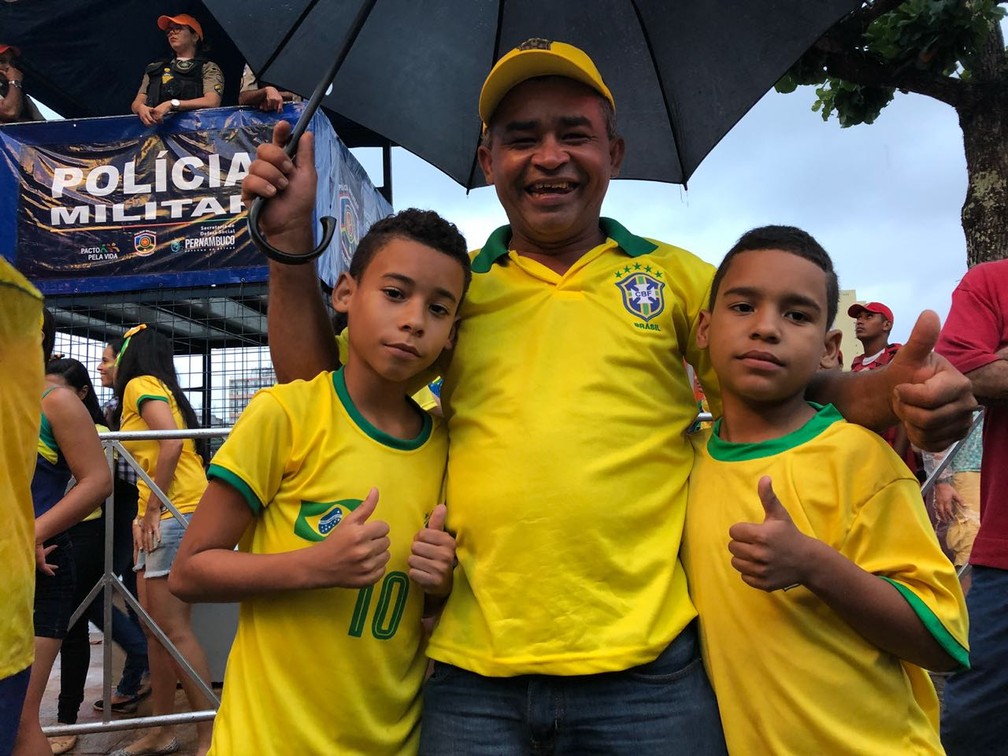 Extremamente feliz, Josué Ivanildo comemora com os filhos, na capital pernambucana, a vitória do Brasil (Foto: Marina Meireles/G1)