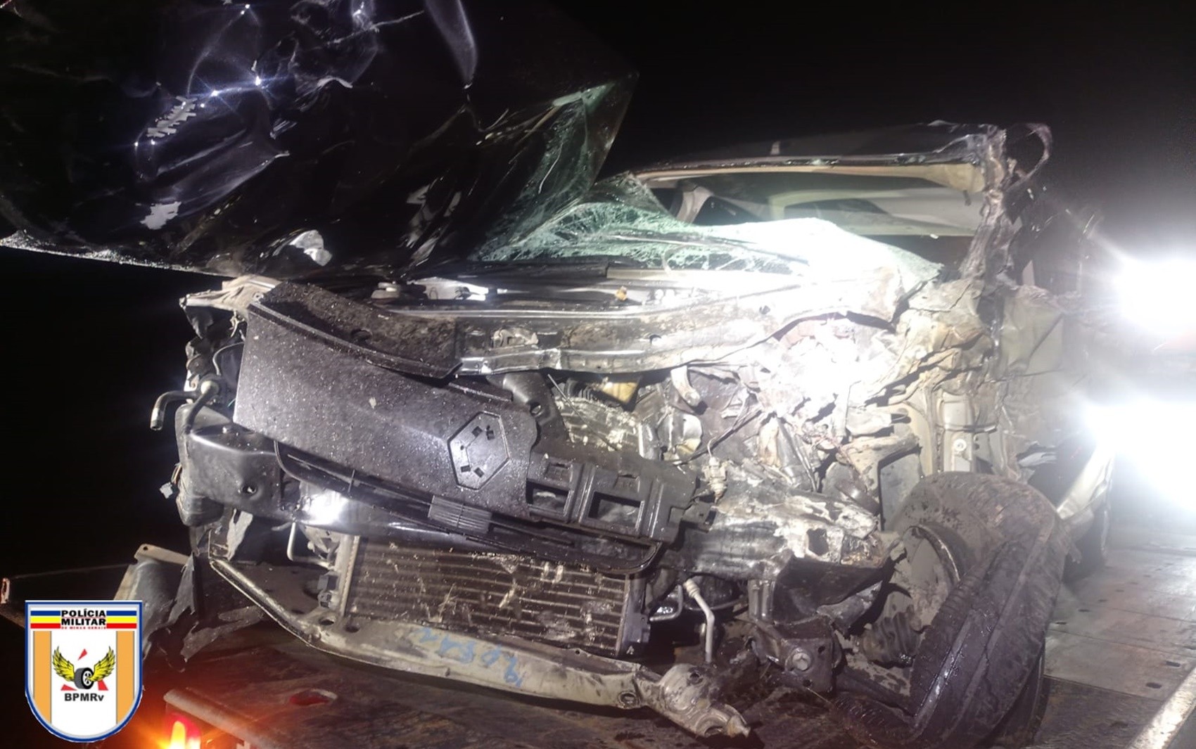 Motorista de carro morre após bater de frente com caminhão na LMG-879, em Machado, MG