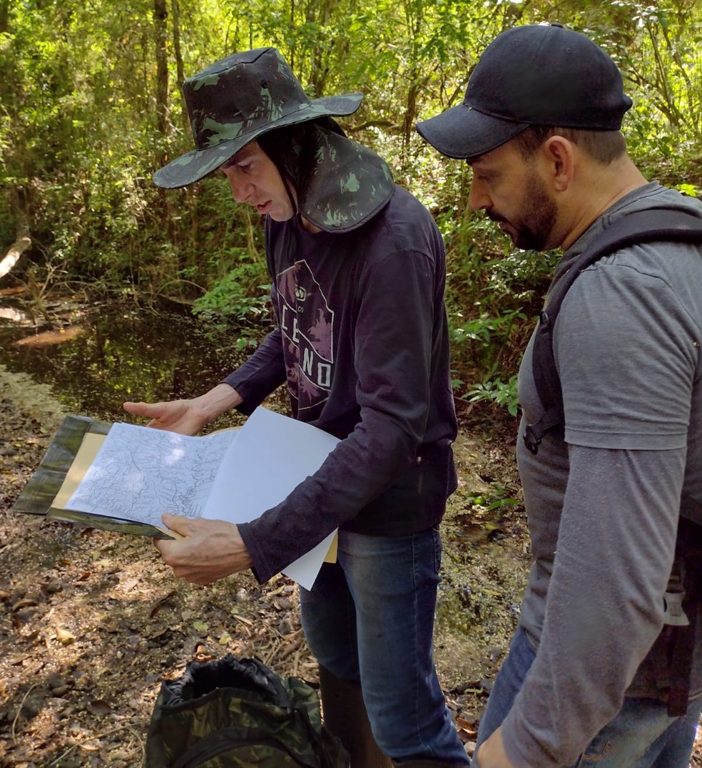 Professor Maurício Dezordi e um voluntário durante expedição para encontrar local onde ornitólogo foi sepultado  — Foto: Arquivo pessoal 