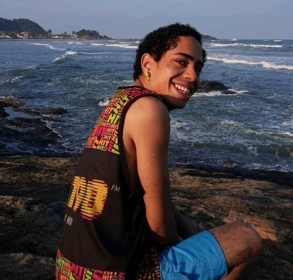 Marcos realizava o sonho de conhecer o mar; foto foi tirada um dia antes de ele morrer afogado em Mongagu&aacute;, SP &mdash; Foto: Reprodu&ccedil;&atilde;o/Facebook
