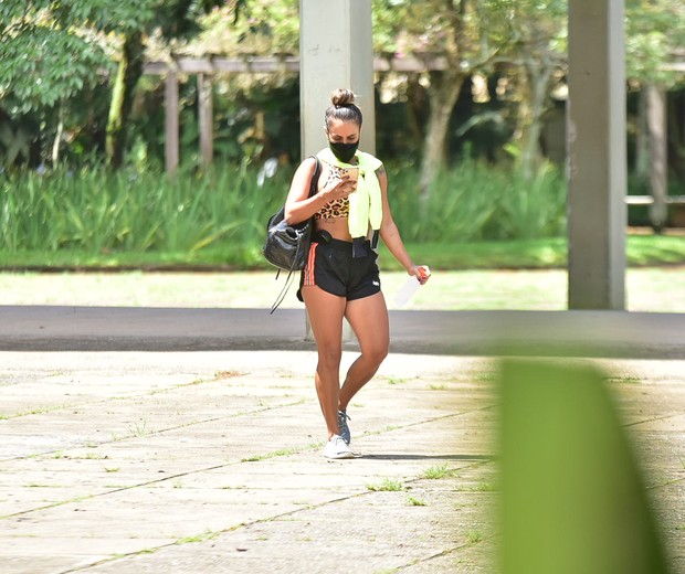 Carol Peixinho treina funcional em Parque Ibirapuera (Foto: Leo Franco / AgNews)