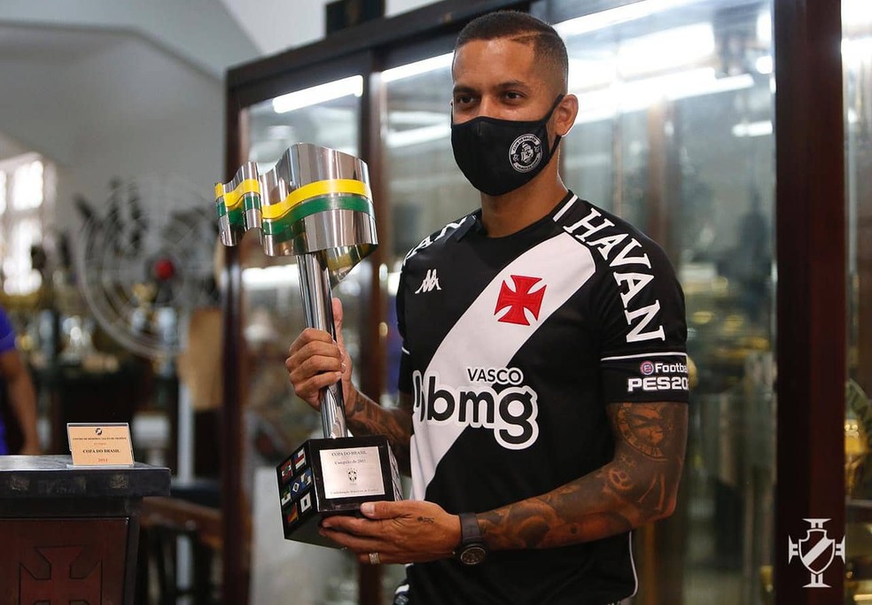 Romulo posa ao lado da Copa do Brasil de 2011, conquista da qual fez parte com a camisa do Vasco � Foto: Rafael Ribeiro/Vasco da Gama