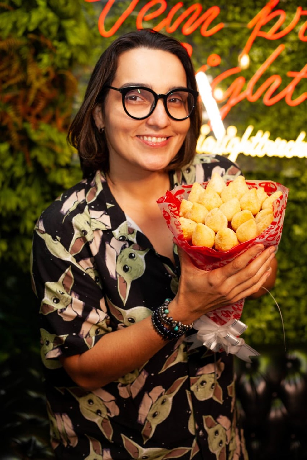 Idealizadora da Feira Nacional do Podrão, Suzanne Malta segura o bouquet de coxinhas, umas das delícias do evento — Foto: Divulgação/Rafaelle Chaim