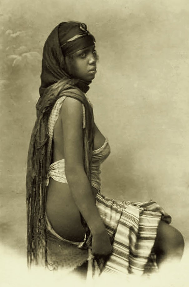 Mulher beduína, povo nômade que vive nos desertos árabes (Foto: Flickr)