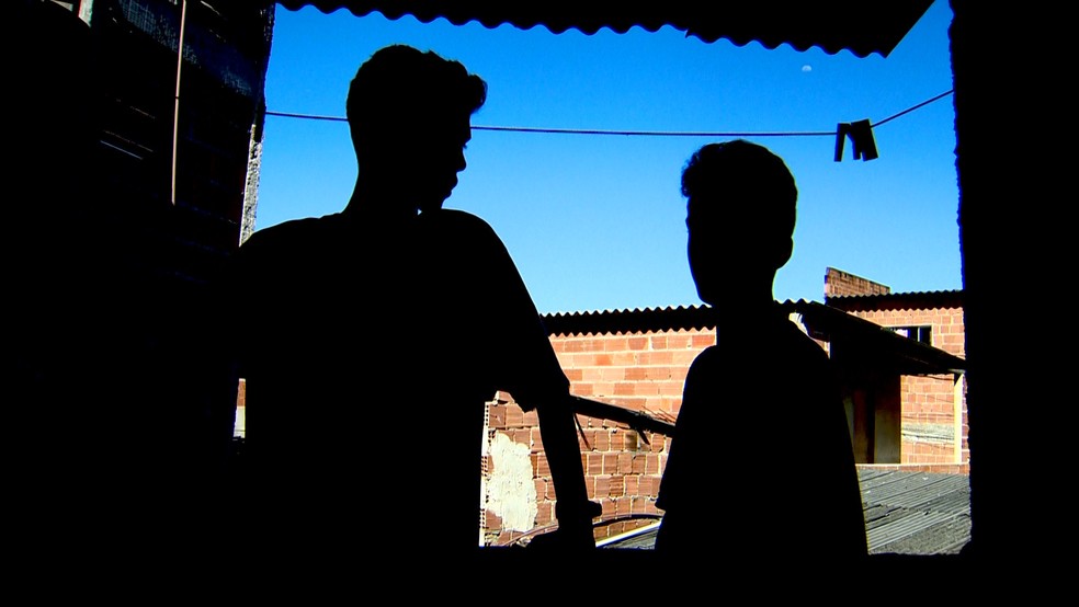 Um dos amigos do menino teve a cabeça batida contra a perede pelo PM  — Foto: Fabrício Christ/ TV Gazeta