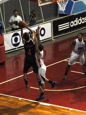 Na força do elenco e de Marcelinho, Fla vence cansaço e Espírito Santo