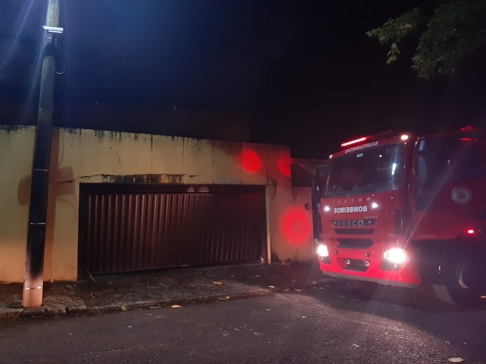 Incêndio atingiu imóvel no Horto Florestal, em Salvador — Foto: Raphael Marques/TV Bahia 
