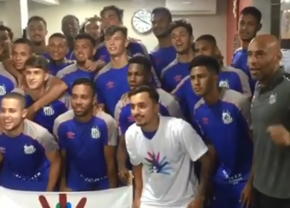 Jogadores do Santos doam camisa autografada para menina de Marília que tem síndrome rara — Foto: Arquivo pessoal