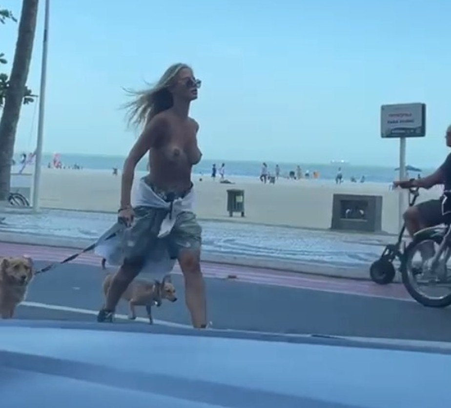 Mulher foi detida após andar de topless em praia de Balneário Camboriú, neste sábado