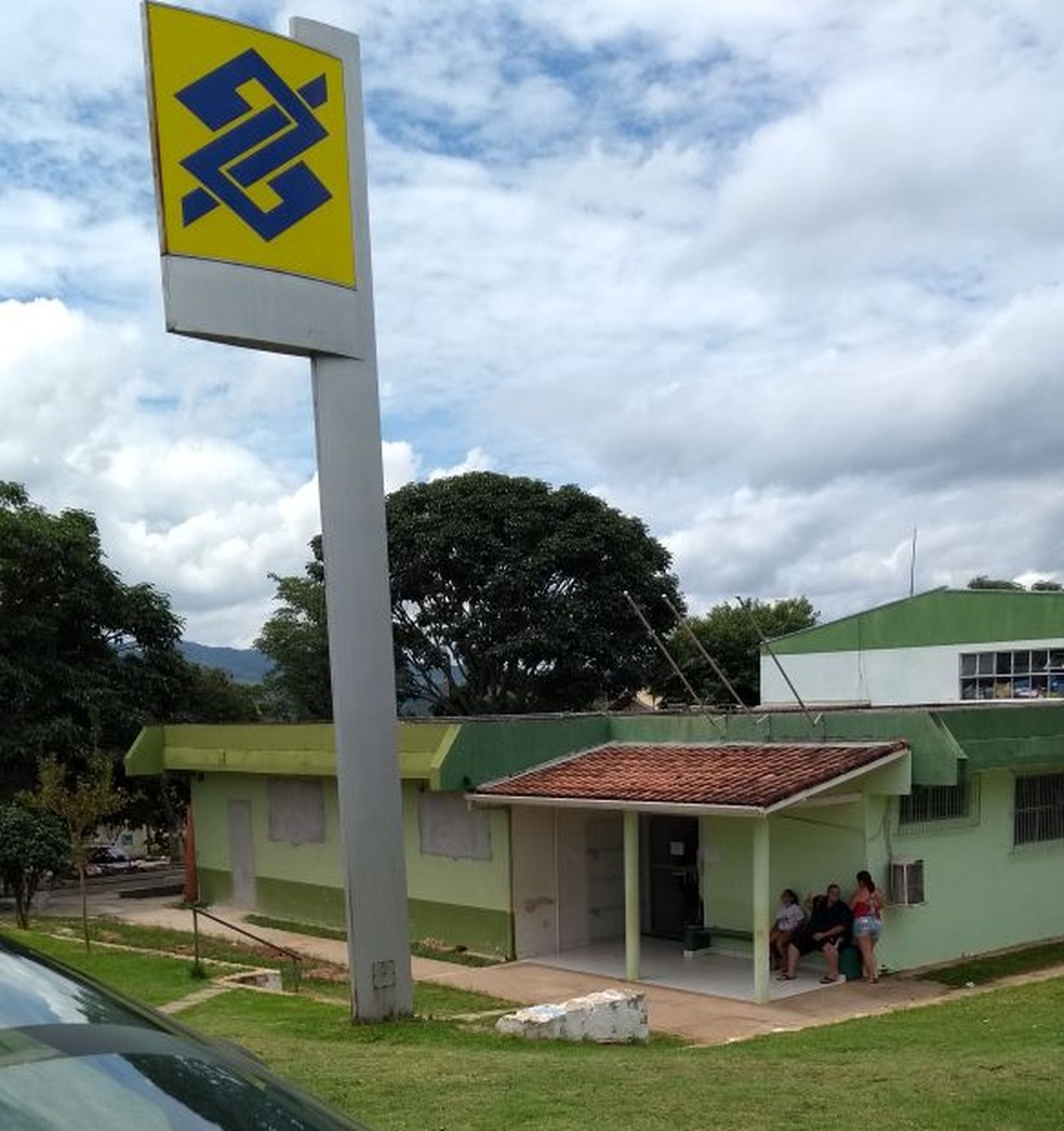 Criminosos rendem funcionários e clientes e assaltam banco em Redenção da Serra, SP (Foto: Marcelo España/ TV Vanguarda )