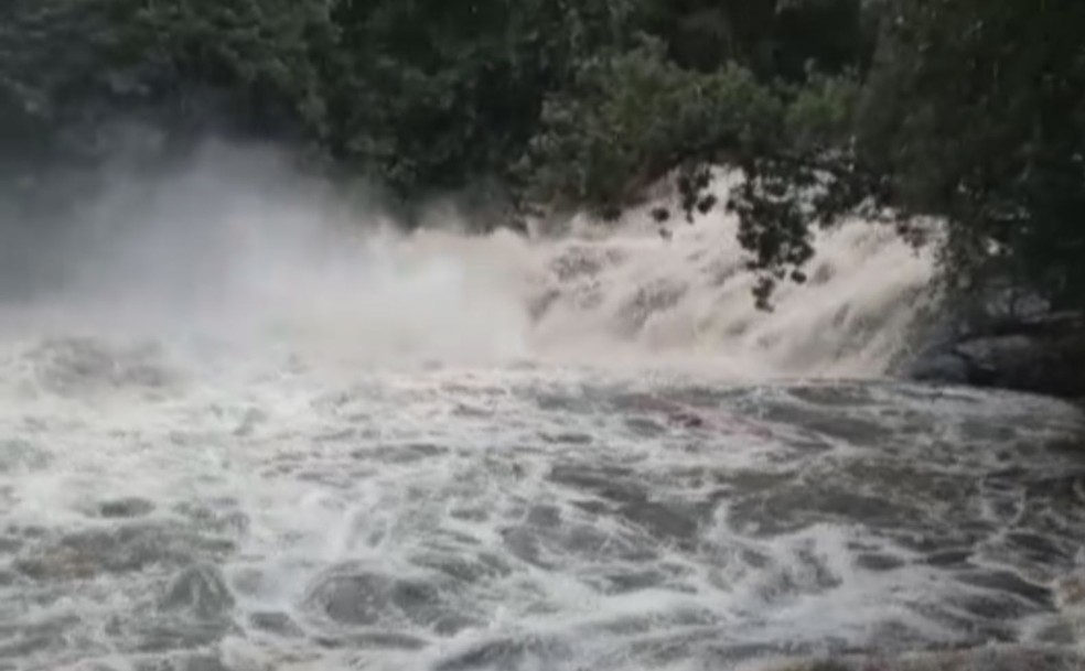 Cabeça d'água atinge cachoeira, em PeruÃ­be â€” Foto: G1 Santos