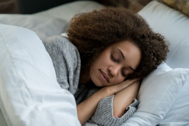 Estudo analisou como a restrição do sono e um repouso maior no fim de semana afetam a saúde do metabolismo (Foto: Getty Images via BBC News)
