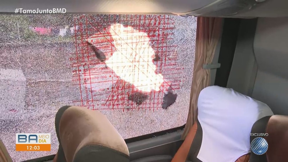 Manchas de sangue e estilhaços: veja como ficou o interior do ônibus do Bahia — Foto: Redes sociais