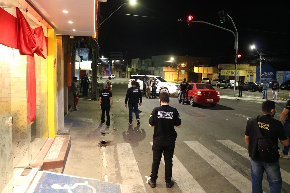 Carros são usados para representar veículos que participaram de acidente em Teresina — Foto: Andrê Nascimento/g1