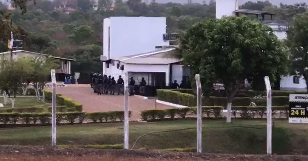Policiais entrando na Casa de Pris&atilde;o Provis&oacute;ria de Palmas &mdash; Foto: Reprodu&ccedil;&atilde;o/TV Anhanguera