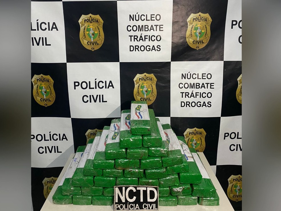 Droga apreendida em ônibus de viagem em Penaforte foi levada para a Delegacia Regional de Juazeiro do Norte. — Foto: Polícia Civil/ Divulgação