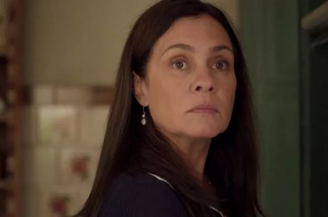 Adriana Esteves como Thelma em cena de 'Amor de mãe' (Foto: Reprodução)
