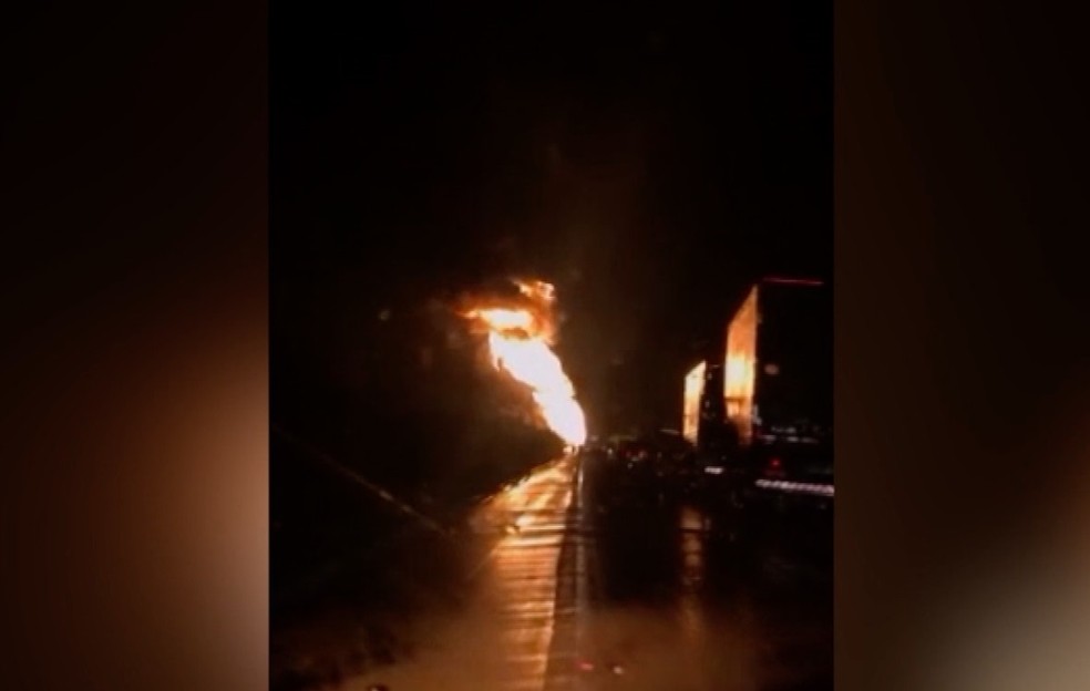 Caminhão pega fogo na BR-304 no RN — Foto: Reprodução/Vídeo
