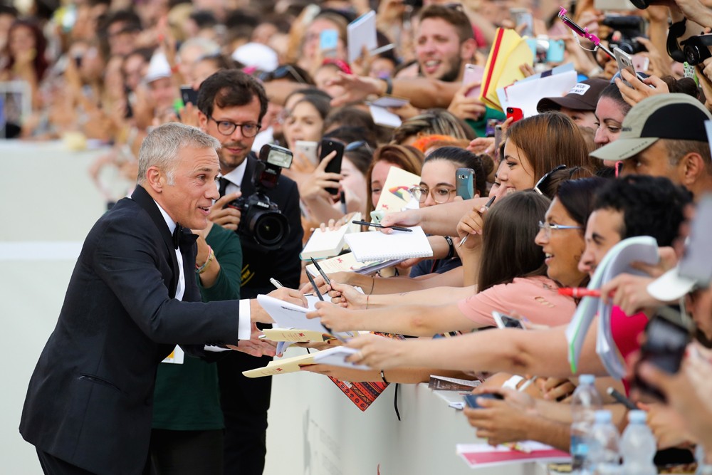 VENICE, ITALY - AUGUST 29:  Christoph Waltz signs autographs to supporters at the red carpet ahead of the opening ceremony and the 'First Man' screening during the 75th Venice Film Festival at Sala Grande on August 29, 2018 in Venice, Italy.  (Photo by An (Foto: Getty Images)