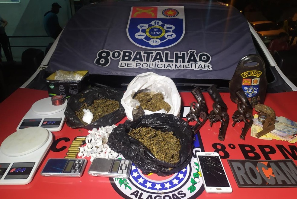 Polícia apreendeu drogas e balança de precisão em Pilar, Alagoas — Foto: Polícia Militar