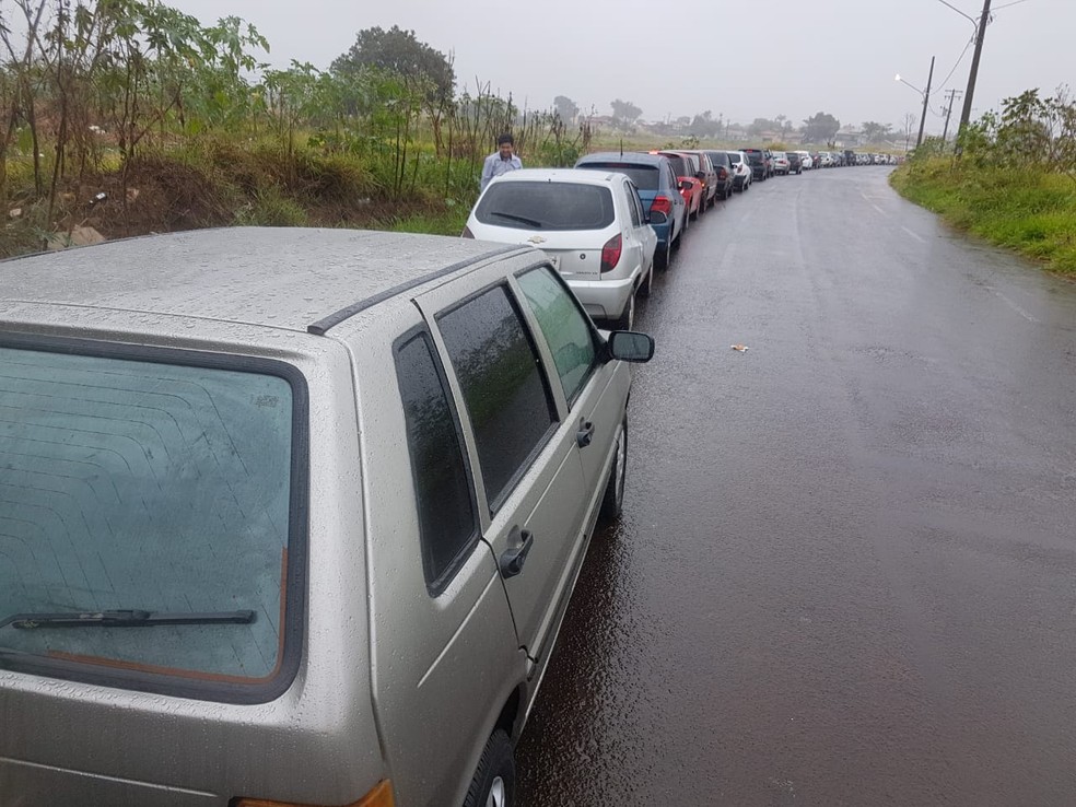 Motoristas na fila para abastecer com gasolina a R$ 2,50 (Foto: Rodney Junior/DivulgaÃ§Ã£o )