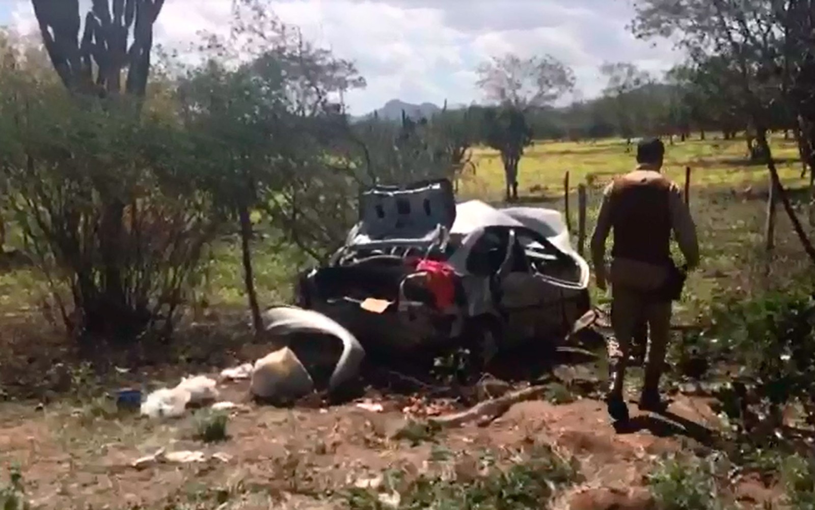 acidente - Seis pessoas morrem após batida frontal entre dois carros na BR-324