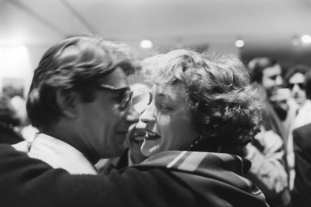 Loulou in scarf, about to kiss Yves Saint Laurent (Foto: Pierre Boulat)