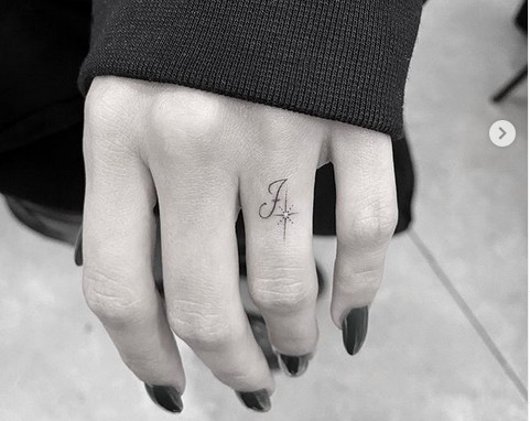 A letra J tatuada no dedo da modelo Hailey Baldwin Bieber (Foto: Instagram)