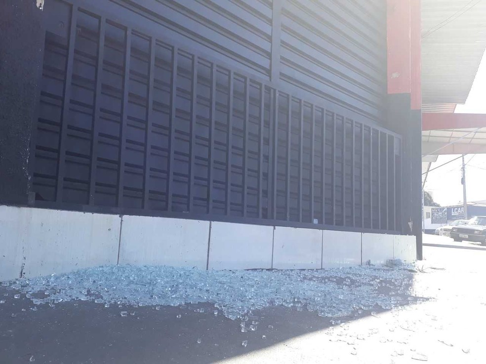 EstilhaÃµs da porta de vidro ficaram espalhados no chÃ£o, em Aparecida de GoiÃ¢nia (Foto: Silvio TÃºlio/G1)